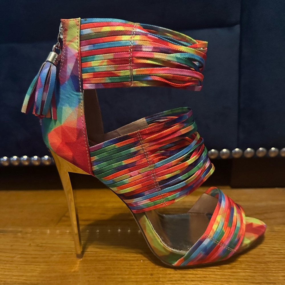 ☀️Shine with these multi colored strappy sandals when you walk into the room!